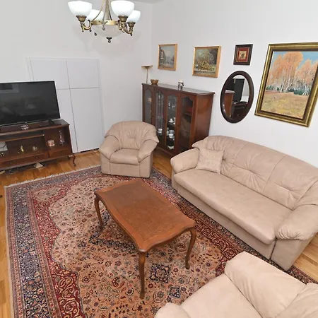 Botanical Hideout - Near Botanical Garden & Center 베오그라드